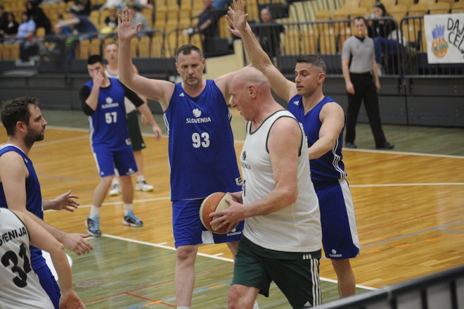 S svojimi strelskimi sposobnostmi je vse spet navdušil Tovornik, ki jih bo prihodnje leto dopolnil 60. V soboto je verjetno zadnjič igral košarko, saj ga prihodnji mesec čaka operacija kolka. FOTOGRAFIJE: Drago Perko