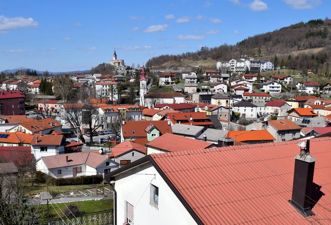 Na griču nad Trnovim stoji župnijska cerkev sv. Petra, v starem jedru kraja pa podružnica sv. Jurija.