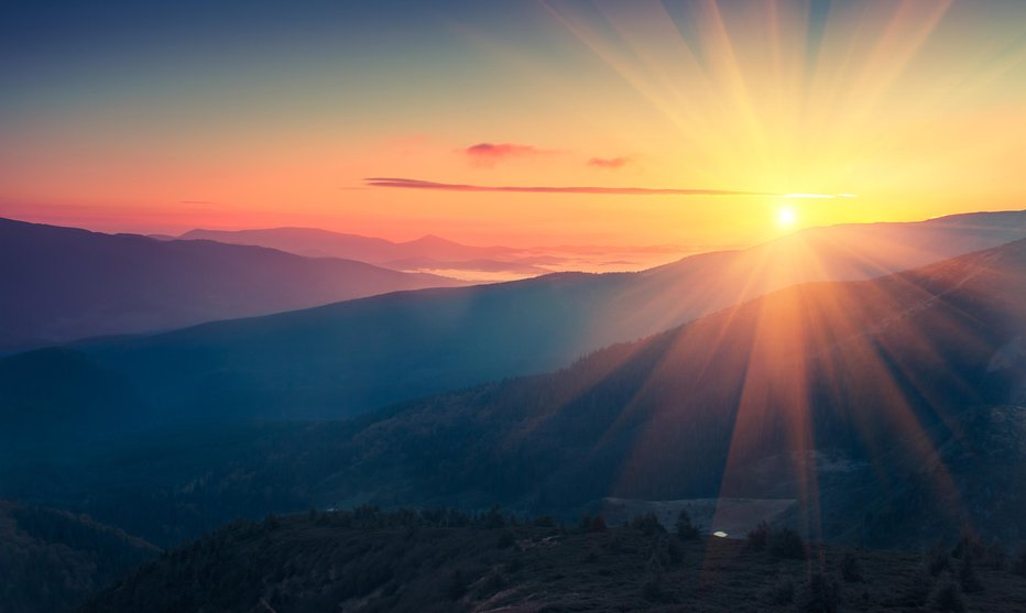 Fotografija: Panoramic view of colorful sunrise in mountains. Filtered image:cross processed vintage effect. FOTO: Vovik_mar Getty Images/istockphoto