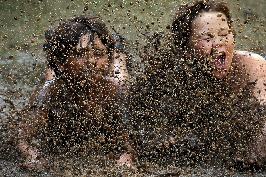 Fotografija: Zdravnik je tudi odgovoril na vprašanje, ali otrok lahko zaužije hrano, ki je bila več kot pet sekund na tleh. FOTO: Voranc Vogel, Delo