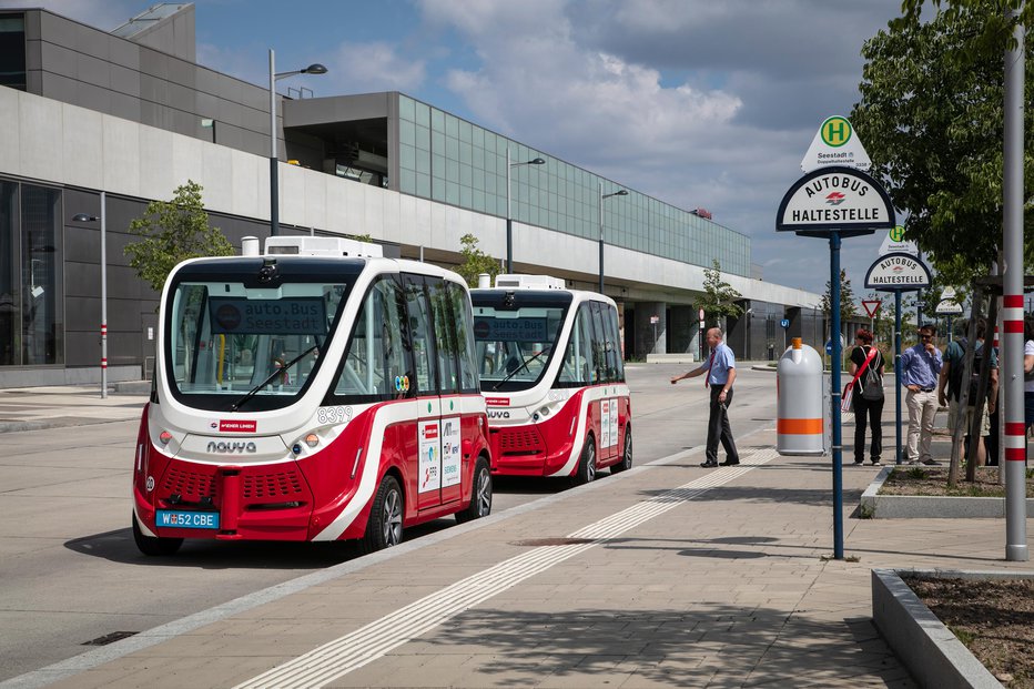 Fotografija: Samovozeča električna minibusa bosta aprila začela brezplačno voziti po 2,2 kilometra dolgi progi v novi stanovanjski soseski do postaje podzemne železnice. FOTO: Wiener Linen