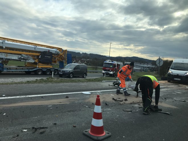 Od 15. ure poskušajo odstraniti posledice. FOTO: Monika, bralka poročevalka