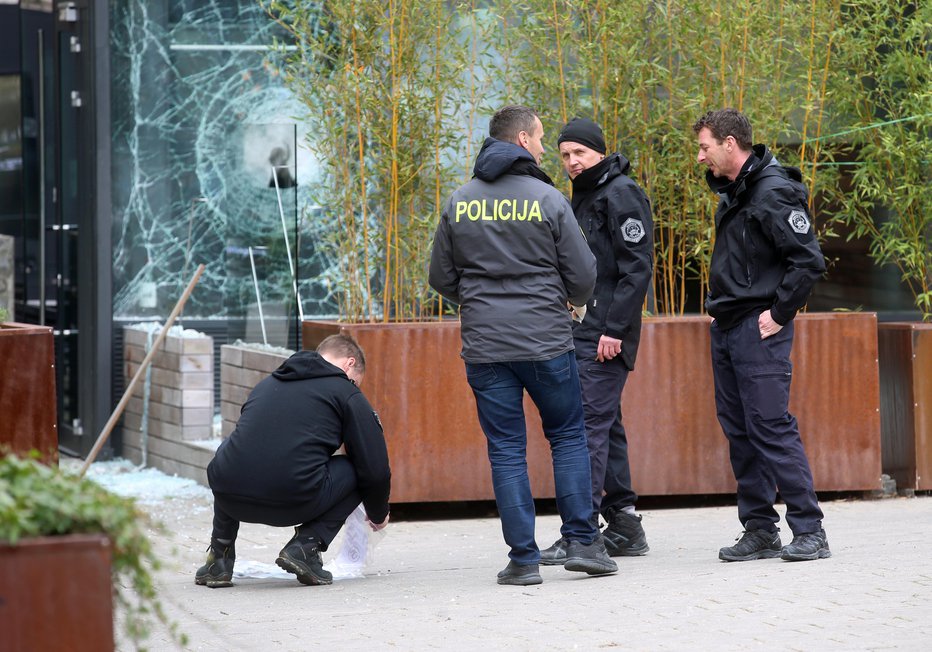 Fotografija: Eksplozija pred lokalom župana Arsenoviča. FOTO: Tadej Regent, Delo