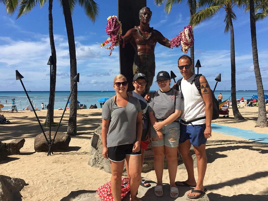 Fotografija: Andrej Karoli je z ženo Suzano in otrokoma še pred kratkim užival na rajskih Havajih, tudi na sloviti plaži Waikiki v Honoluluju. FOTO: osebni arhiv