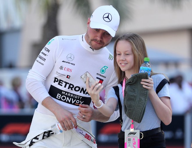 Samozavestni Valtteri Bottas je priljubljena tarča za selfieje. FOTO: Reuters