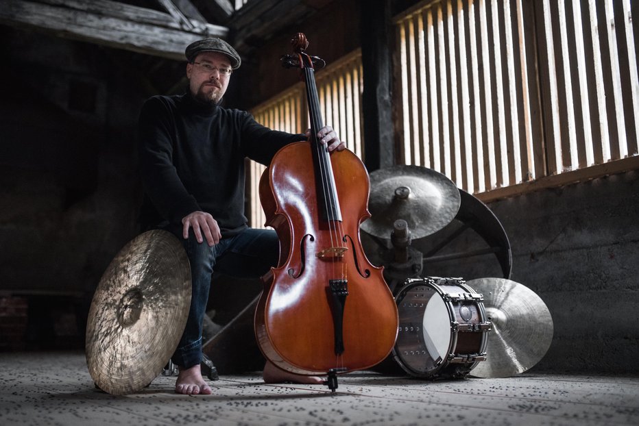 Fotografija: Kristijan Krajnčan igra čelo in bobne. FOTO: Urška Lukovnjak