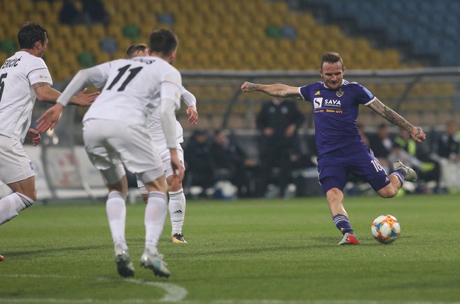 Dino Hotić je Mariboru zagotovil zmago s fantastičnim zadetkom. FOTO: Tadej Regent