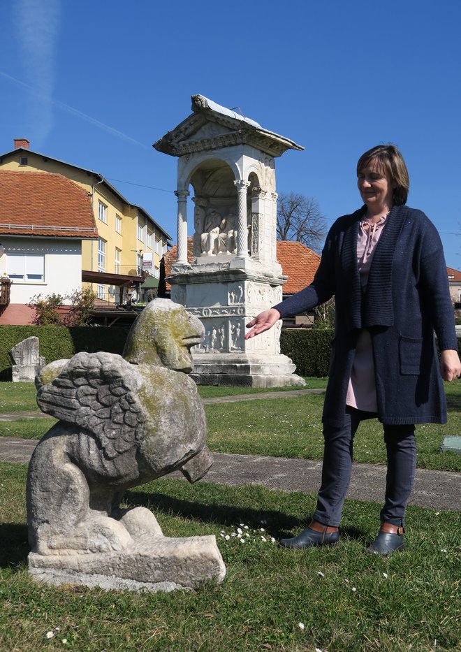 Grifon, bajeslovni varuh grobov pred plenilci, ni imun ne proti kislemu dežu ne proti pohodom vandalov. FOTO: DEJAN JAVORNIK