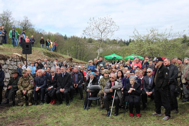 Slovesnosti se je udeležilo več sto ljudi. FOTO: Tanja Jakše Gazvoda