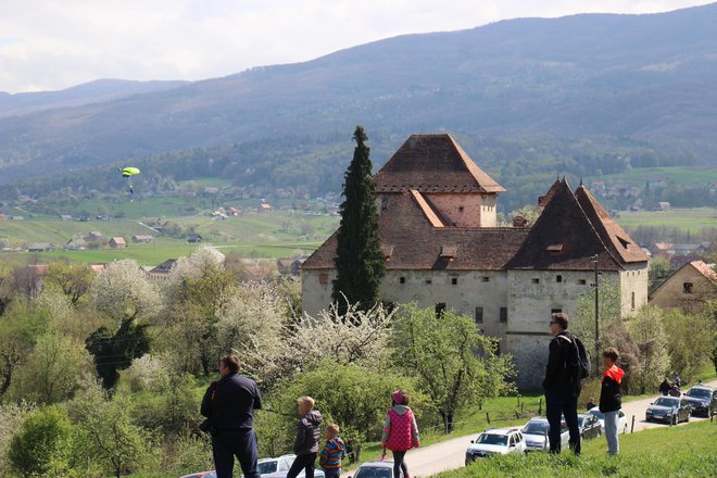 Dogajanje so popestrili letala in padalci, ki so skočili nad Gracarjevim turnom. FOTO: Tanja Jakše Gazvoda