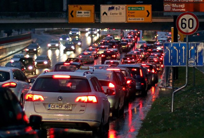 Eden izmed največjih virov onesnaževanja zraka je promet. FOTO: Tomi Lombar