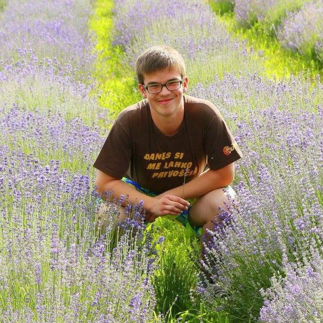 Simon uživa v naravi in bi rad delal na ekokmetiji, a povsem samostojen pri delu ne more biti. FOTO: Osebni arhiv