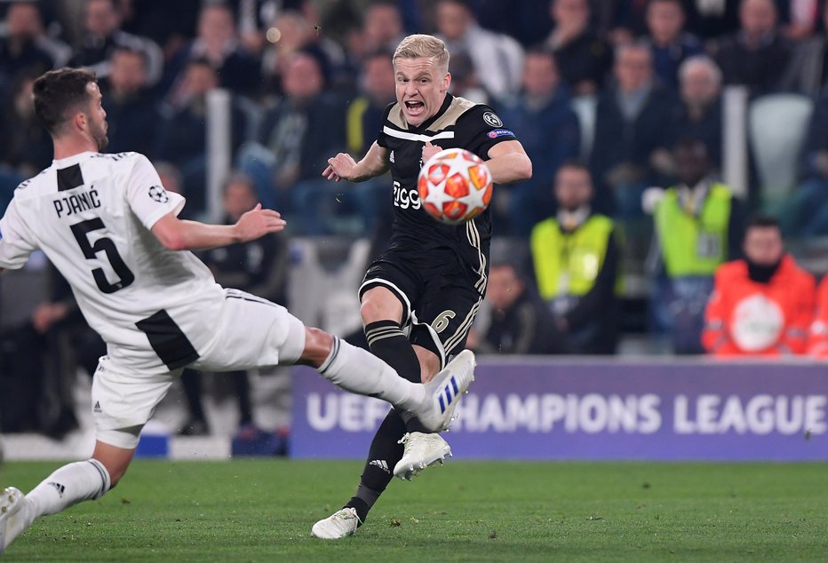 Fotografija: Rušilna moč Donnyja van de Beeka in Ajaxa je odpihnila torinsko staro damo. FOTO: Reuters