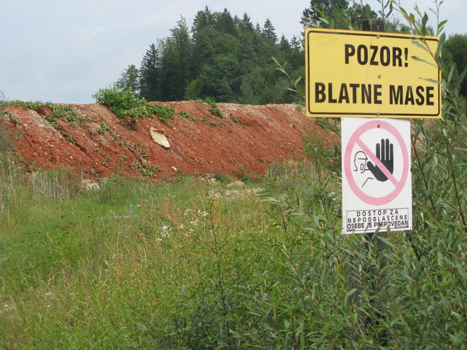 Zdaj analizirajo, kaj je v opuščenih Termitovih peskokopih, kamor dovažajo odpadke. FOTO: Janez Petkovšek