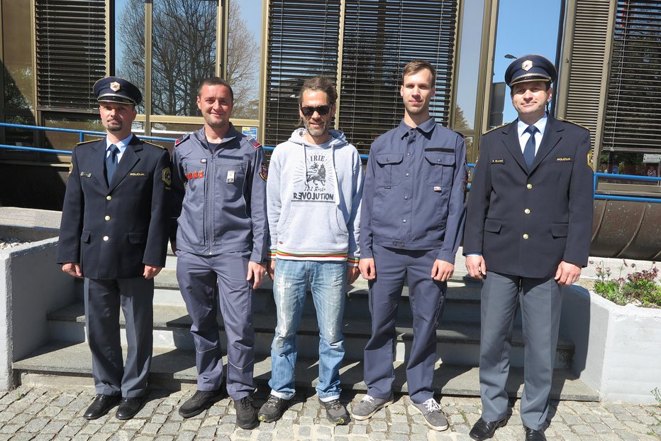 Fotografija: Trije kranjski junaki: gasilca PGD Primskovo Robert (drugi z leve) in Matic, med njima stoji Kranjčan D. P. Vsem trem sta včeraj čestitala direktor kranjske policijske uprave Boštjan Glavič (desno) in komandir kranjskih policistov Matjaž Završnik (prvi z leve). FOTO: Špela Ankele