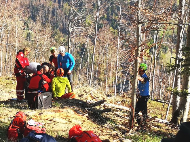 Ranjenega padalca so oskrbeli policisti in gorski reševalci.