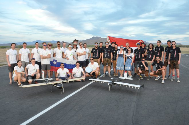 Docent in mentor Viktor Šajn je dejal, da je bolj kot denarna nagrada pomemben prestiž, ki je še istega dne študentom odprl vrata v podjetja, kot sta Boeing in Honeywell. FOTO: Nejla Kambič, Andraž Vene