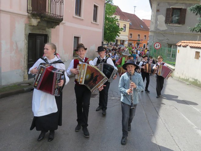 Zelenega Jurija je spremljalo več harmonikarjev in klarinetistov.