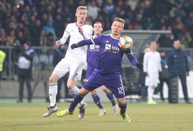 Dare Vršič je z evrogolom Mariboru zagotovil napredovanje v pokalni finale, vezist Mure Žan Karničnik (v ozadju) bo s soigralci iskal zadoščenje v prvenstveni bitki. FOTO: Tadej Regent