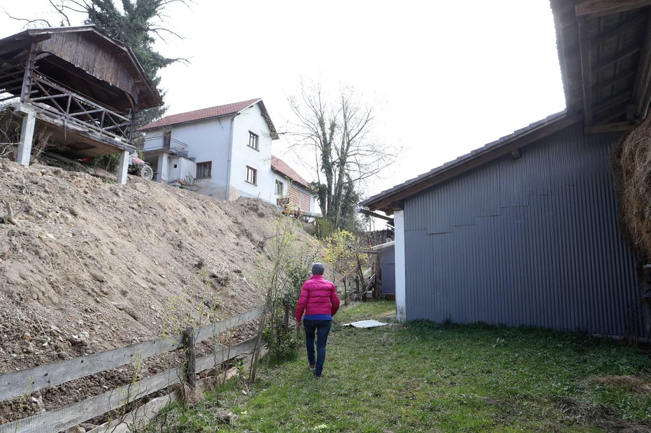 Fotografija: Po tej brežini padajo skale na zemljo Smrketovih. FOTOGRAFIJE: Igor Mali