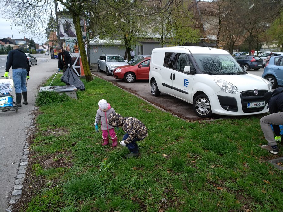 Fotografija: Čistilne akcije imajo zadnja leta predvsem vzgojni pomen. FOTO: JOŽE HORVAT