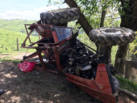 Fotografija: Popolnoma skrivenčena streha na traktorju daje slutiti, da se je traktor prevračal. FOTO: PGD Litija