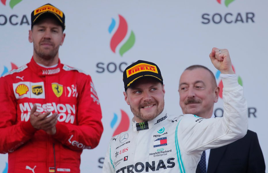 Fotografija: Valtteri Bottas je spet na vrhu, Sebastian Vettel pa se v ozadju sprašuje, zakaj mu ne uspe ogroziti Mercedesove prevlade. FOTO: Reuters