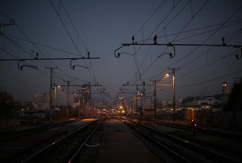 Fotografija: Na tirih je zagorelo. FOTO: Jure Eržen, Delo