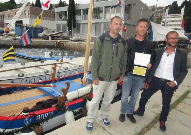 Gregor Pižent, Tomi Sinožič in Kristjan Kerin so dokazali, da se znanje tradicionalnega ladjedelstva vendarle prenaša na nove generacije. FOTO: Janez Mužič