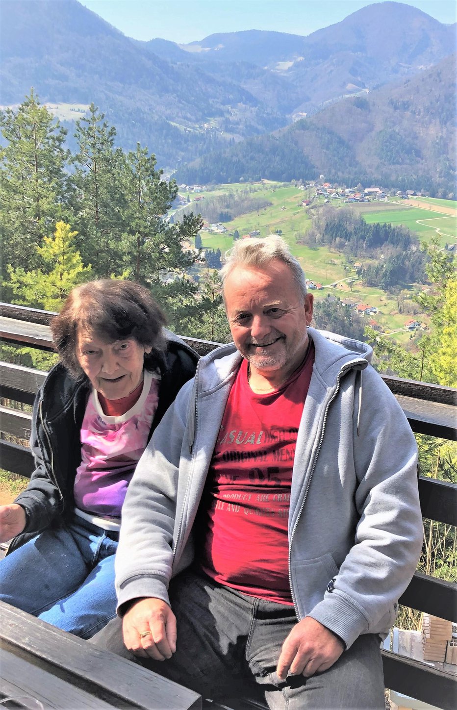 Fotografija: Božo in Fanika pred kočo na Bukovici s pogledom na Gozdnik in Mrzlico. FOTO: Darko Naraglav