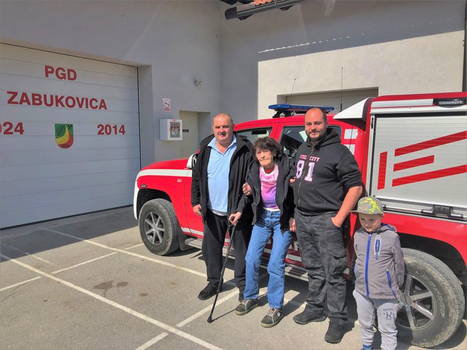 Fanika z gasilcema Borivojem in Petrom, ki sta ji izpolnila željo. FOTO: Darko Naraglav