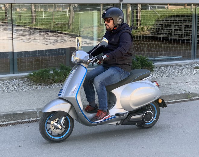 Električna vespa z voznikom v power načinu doseže največjo hitrost 50 km/h, v eko načinu pa okoli 35 km/h. Fotografije: Primož Jurman