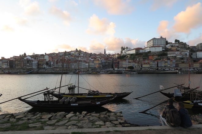 Večerni pogled na mesto z druge strani znamenitega mostu. FOTOGRAFIJE: Špela Ankele