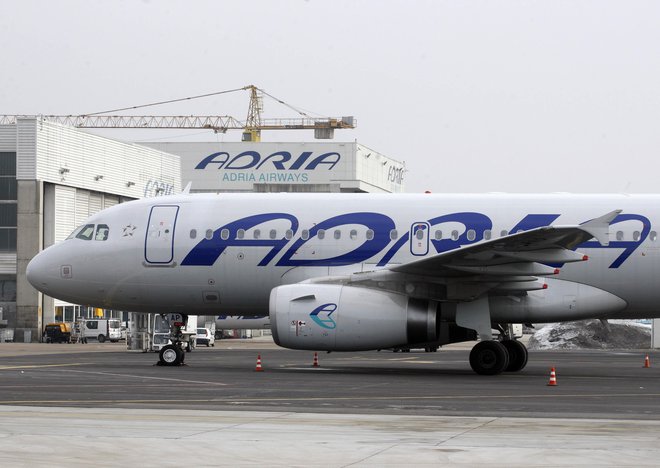 Letalo družbe Adria Airways. FOTO: Blaž Samec, Delo