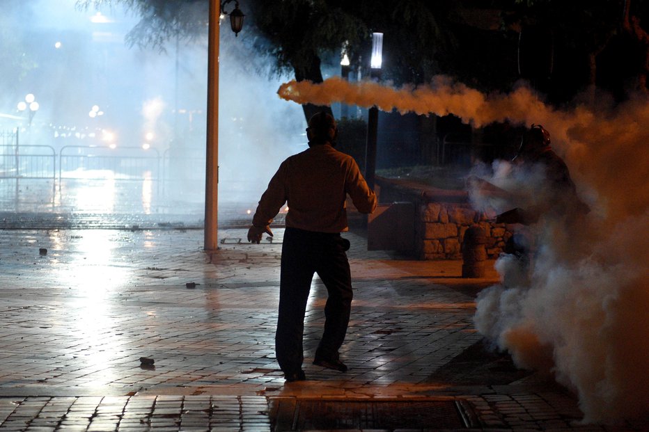 Fotografija: Protestnik pred parlamentom. FOTO: Reuters