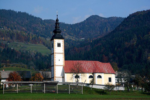 »Boh je v Bohinju,« si je oddahnil župnik Martin Golob po srečnem koncu nesreče v cerkvi svete Marjete. FOTO: Wikipedia