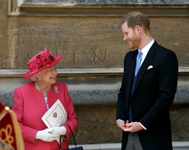 Poroke sta se udeležila tudi kraljica Elizabeta II. in njen vnuk princ Harry.