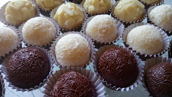 Čokoladni brazilski pralineji – brigadeiro. <br />
FOTO: Alenka Cebron Kulauzović in Špela Ankele