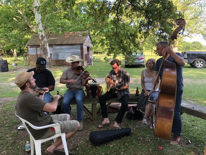 Cajun zasedba v akciji. Will Savoy igra violino, Joel Savoy pa kitaro.