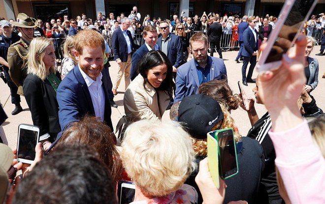 Povsod, kjer se pojavita, ju oblegajo. FOTO: Reuters