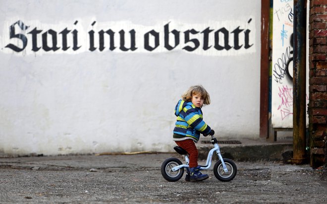 Iz SAZU opozarjajo, da je bila prav nevarnost, ki je grozila slovenskemu jeziku, temeljna motivacija za razglasitev samostojnosti Republike Slovenije. FOTO: Matej Družnik