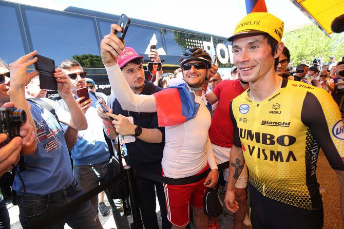 Fotografija: Selfieji slovenskih navijačev s Primožem Rogličem FOTO: Bettini