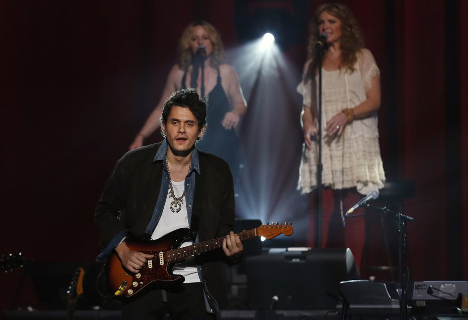 Fotografija: Tudi John Mayer ne more brez spremljevalnih vokalistk. FOTO: REUTERS