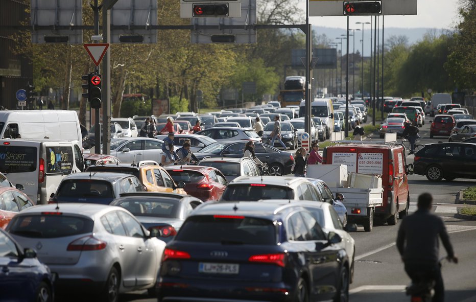 Fotografija: Na cestah je pestro. FOTO: Blaž Samec, Delo