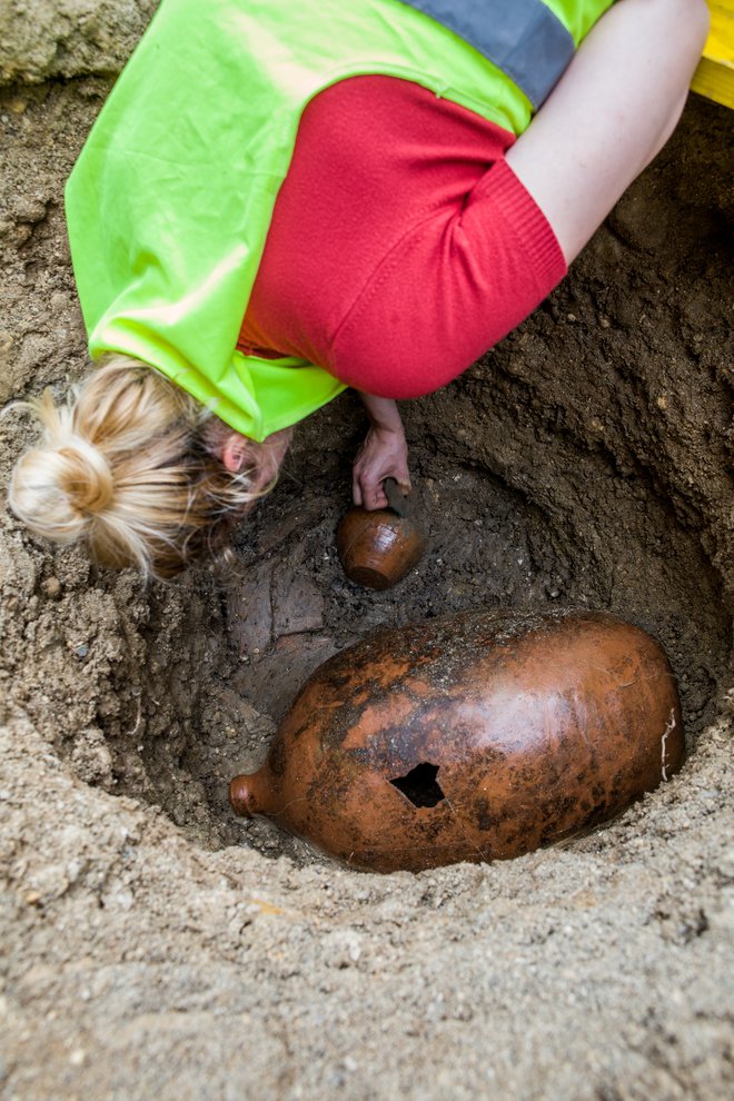 Okrogli vodnjak z ohranjeno amforo in glineno čašo