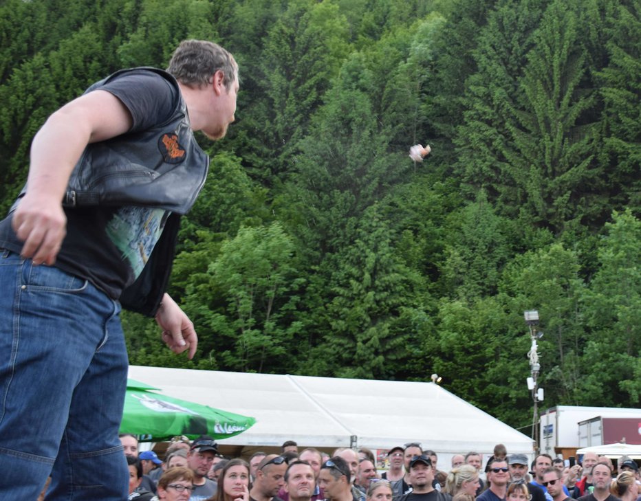 Fotografija: Pljuvanje govejega očesa v daljavo je žirovska posebnost. FOTO: Boštjan Fon