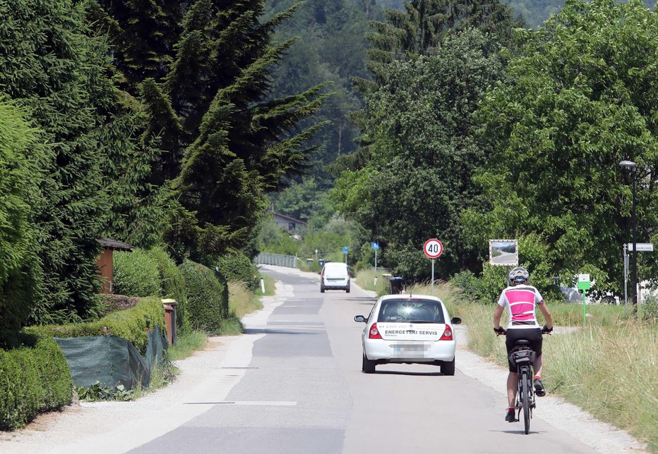 Fotografija: Ozka in luknjasta Kamnogoriška je ena najbolj obremenjenih cest v prestolnici. FOTO: Igor Mali