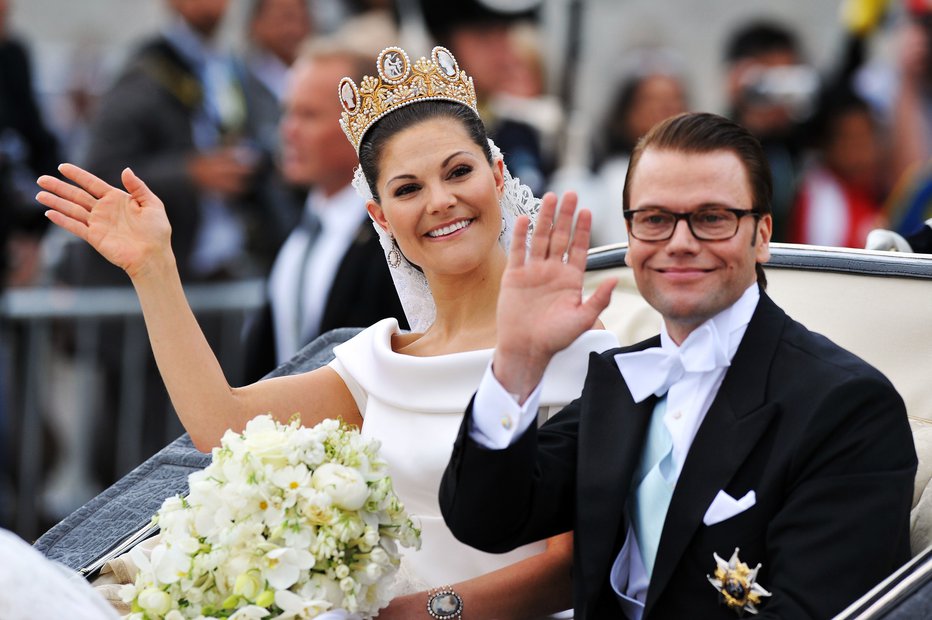 Fotografija: Po obredu sta se švedska prestolonaslednica Victoria in njen mož Daniel, vojvoda Västergötlandski, po Stockholmu popeljala s kočijo. FOTOGRAFIJE: Guliver/Getty Images