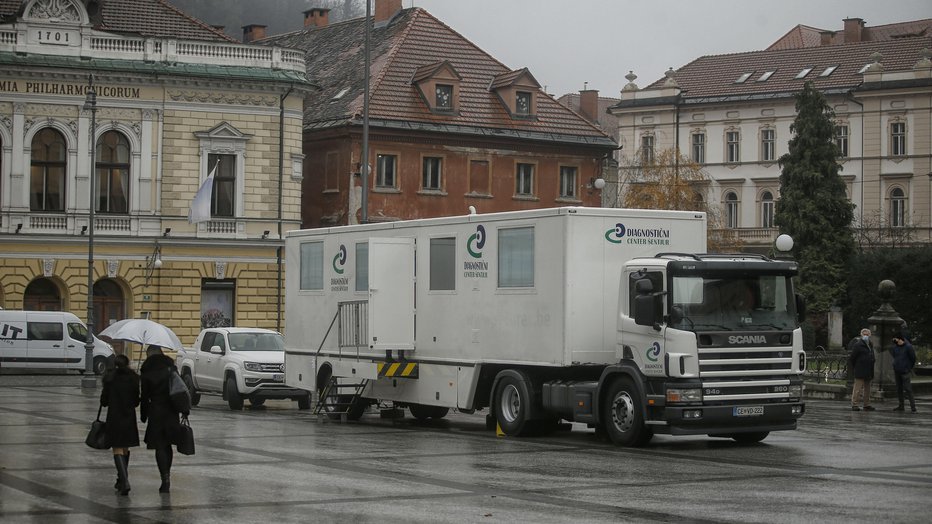 Fotografija: Tovornjak na Kongresnem trgu, kjer bodo od torka naprej izvajali množično testiranje. FOTO: Blaž Samec, Delo