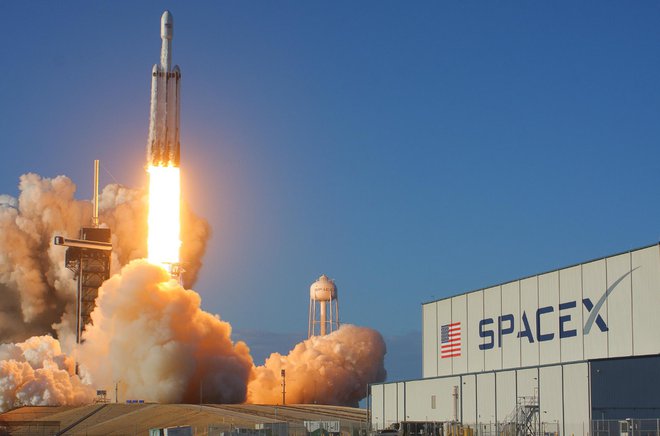 Od tritona je dražja raketa falcon heavy podjetja SpaceX.